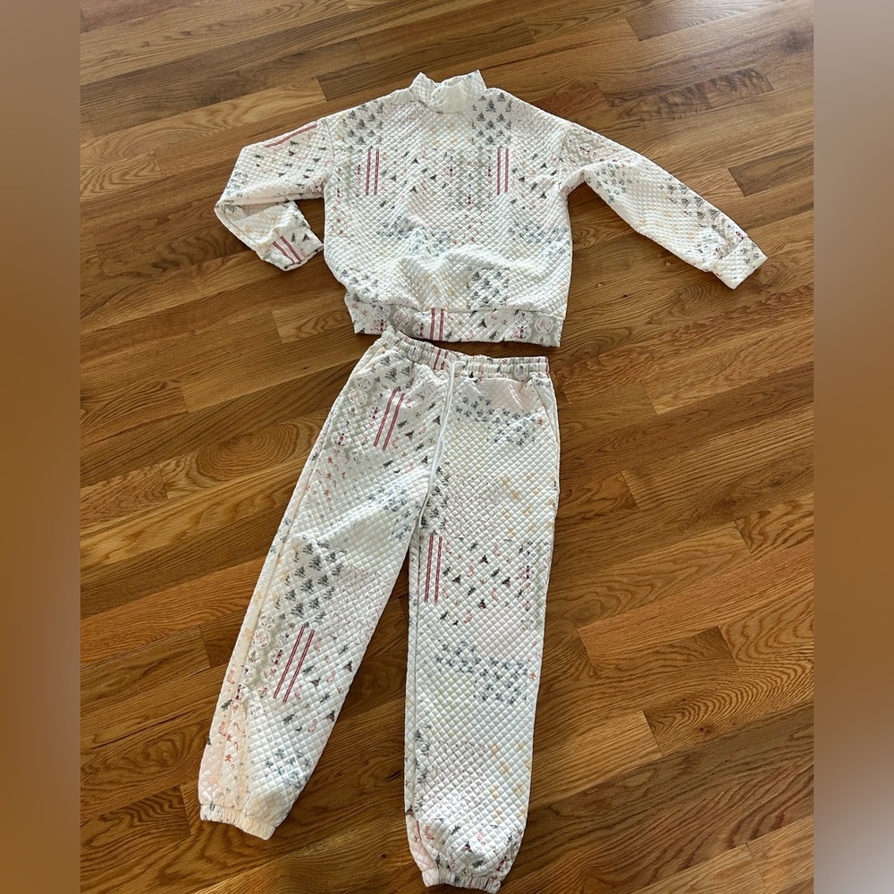 Viral Women's Holiday Quilted Set - White and Red Christmas pattern - size M